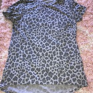 Dark and light gray cheetah patterned tee-shirt